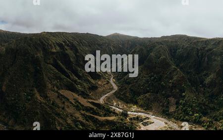 La cascata Lombadas tra le maestose montagne di San Miguel, Portogallo Foto Stock