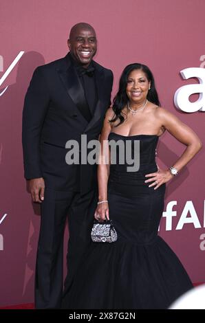 Magic Johnson e Cookie Johnson partecipano alla 30a edizione del Gala amfAR durante il 77° Festival di Cannes a Cannes, in Francia. Data foto: Giovedì 23 maggio 2024. Foto Stock