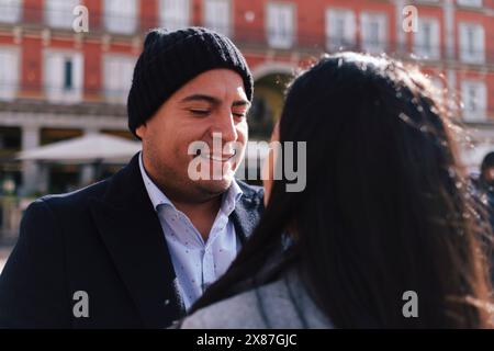 Uomo e donna felici insieme si divertono insieme davanti all'edificio Foto Stock