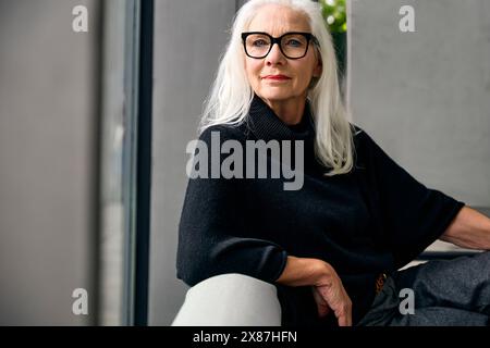 Donna anziana con capelli bianchi a casa Foto Stock