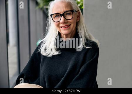 Sorridente donna senior a casa Foto Stock