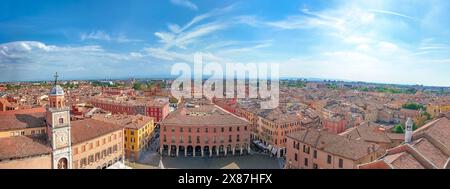 Ampia ripresa aerea che cattura la vivace Piazza grande con il municipio, cuore della città di Modena, come si vede dal campanile della Ghirlandina Foto Stock