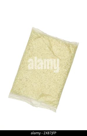 Sacchetto piccolo pieno di riso isolato su sfondo bianco. Foto Stock