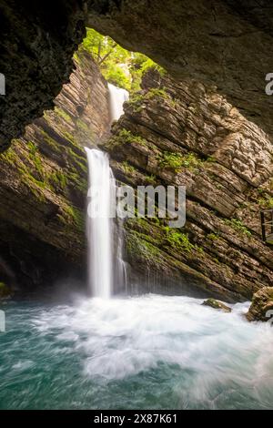 Cascata di Thur vista dalla grotta nella foresta Foto Stock