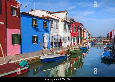 Italia, Veneto, Burano, fila di case colorate lungo il canale Foto Stock