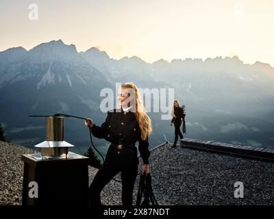 Spazzatrice di camini sorridente che pulisce il camino dal tetto Foto Stock