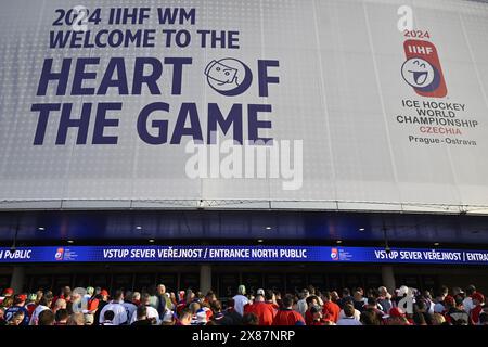 Praga, Repubblica Ceca. 23 maggio 2024. Repubblica Ceca contro Stati Uniti d'America partita dei quarti di finale del Campionato del mondo IIHF 2024, a Praga, Repubblica Ceca, il 23 maggio 2024. I tifosi aspettano fuori dalla O2 Arena prima della partita. Crediti: Michal Krumphanzl/CTK Photo/Alamy Live News Foto Stock