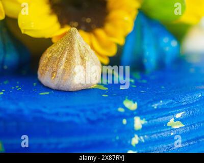 Splendida torta adornata con girasoli freschi e glassa blu vivace, perfetta per le celebrazioni e per aggiungere un tocco di colore a qualsiasi evento Foto Stock