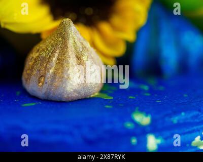 Splendida torta adornata con girasoli freschi e glassa blu vivace, perfetta per le celebrazioni e per aggiungere un tocco di colore a qualsiasi evento Foto Stock