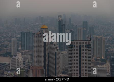 Una foto dei quartieri di Bang Rak e Khlong San di Bangkok in un giorno di pioggia. Foto Stock