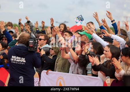 Bordeaux, Francia. 23 maggio 2024. Arrivo e partenza della fiamma dei Giochi Olimpici del 2024 in Place des Quinconces a Bordeaux. Lo chef stellato Thierry Marx è l'ultimo portatore ad illuminare il calderone. Bordeaux, Gironda, nuova Aquitania, Francia, Europa. Crediti: Foto di Hugo Martin/Alamy Live News. Foto Stock