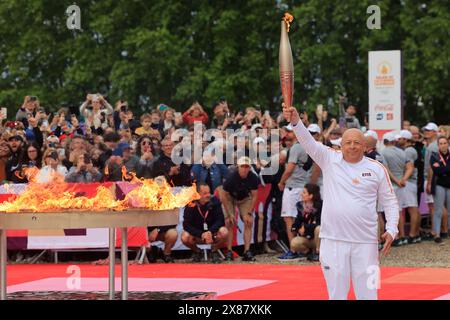 Bordeaux, Francia. 23 maggio 2024. Arrivo e partenza della fiamma dei Giochi Olimpici del 2024 in Place des Quinconces a Bordeaux. Lo chef stellato Thierry Marx è l'ultimo portatore ad illuminare il calderone. Bordeaux, Gironda, nuova Aquitania, Francia, Europa. Crediti: Foto di Hugo Martin/Alamy Live News. Foto Stock