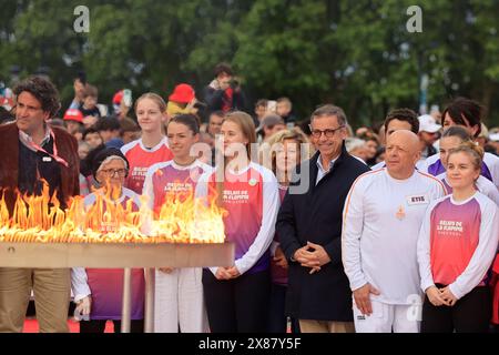 Bordeaux, Francia. 23 maggio 2024. Arrivo e partenza della fiamma dei Giochi Olimpici del 2024 in Place des Quinconces a Bordeaux. Lo chef stellato Thierry Marx è l'ultimo portatore ad illuminare il calderone. Bordeaux, Gironda, nuova Aquitania, Francia, Europa. Crediti: Foto di Hugo Martin/Alamy Live News. Foto Stock