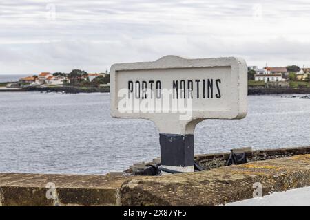 Porto Martins, Terceira, Azzorre, Portogallo. Cartello al porto di Porto Martins. Foto Stock