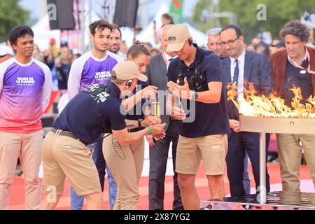 Bordeaux, Francia. 23 maggio 2024. Arrivo e partenza della fiamma dei Giochi Olimpici del 2024 in Place des Quinconces a Bordeaux. Lo chef stellato Thierry Marx è l'ultimo portatore ad illuminare il calderone. Bordeaux, Gironda, nuova Aquitania, Francia, Europa. Crediti: Foto di Hugo Martin/Alamy Live News. Foto Stock