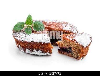 Torta di avena e mirtilli isolata su bianco Foto Stock