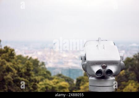 Binoscopio fisso sulla piattaforma panoramica di Gellert Hill. Viaggi, turismo, vacanza all'aperto. Vista di Budapest, Ungheria. Pubblico Foto Stock