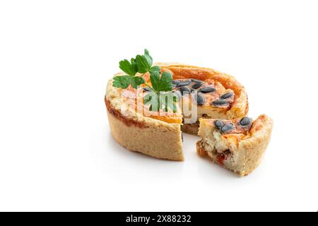 Mini torta di carne di pollo isolata su bianco Foto Stock