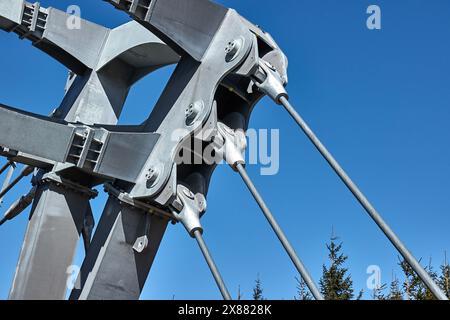 Dettaglio giunto in acciaio tecnico ponte pedonale sospeso Skybridge 721 Foto Stock