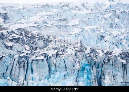 Primo piano del ghiaccio blu del capolinea del ghiacciaio Lamplugh nel Glacier Bay National Park, Alaska Foto Stock
