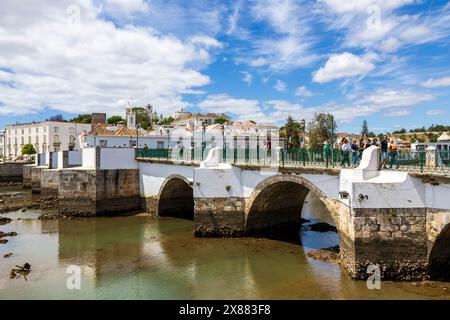 Ponte Romana, Ponte Romano, sul fiume Gilao, Tavira, Algarve orientale, Algarve, Portogallo, Europa Foto Stock