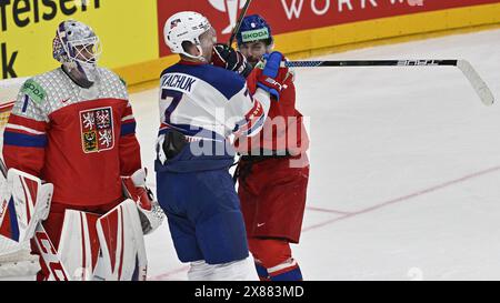 Praga, Repubblica Ceca. 23 maggio 2024. Repubblica Ceca contro Stati Uniti d'America partita dei quarti di finale del Campionato del mondo IIHF 2024, a Praga, Repubblica Ceca, il 23 maggio 2024. L-R portiere Lukas Dostal (CZE), Brady Tkachuk (USA), Michal Kempny (CZE). Crediti: Vit Simanek/CTK Photo/Alamy Live News Foto Stock