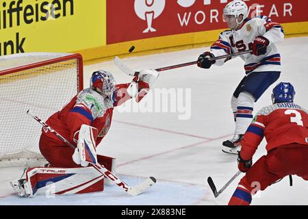 Praga, Repubblica Ceca. 23 maggio 2024. Repubblica Ceca contro Stati Uniti d'America partita dei quarti di finale del Campionato del mondo IIHF 2024, a Praga, Repubblica Ceca, il 23 maggio 2024. L-R portiere Lukas Dostal (CZE), Cole Caufield (USA), Radko Gudas (CZE). Crediti: Vit Simanek/CTK Photo/Alamy Live News Foto Stock