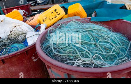 Vecchie reti da pesca riparate e preparate per una battuta di pesca Rovigno Croazia Istria Foto Stock