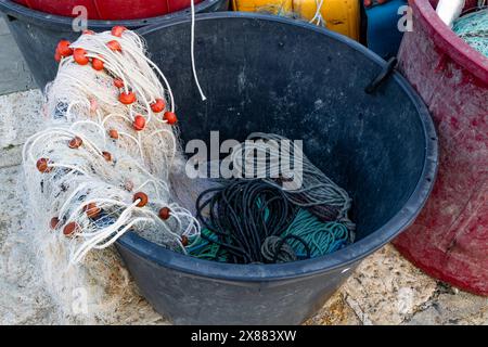 Vecchie reti da pesca riparate e preparate per una battuta di pesca Rovigno Croazia Istria Foto Stock