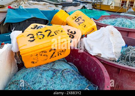 Vecchie reti da pesca riparate e preparate per una battuta di pesca Rovigno Croazia Istria Foto Stock