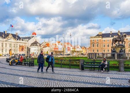COPENAGHEN, DANIMARCA - 14 APRILE 2024: Costruito nel XVII secolo, Kongens Nytorv è una grande piazza pubblica di Copenaghen Foto Stock