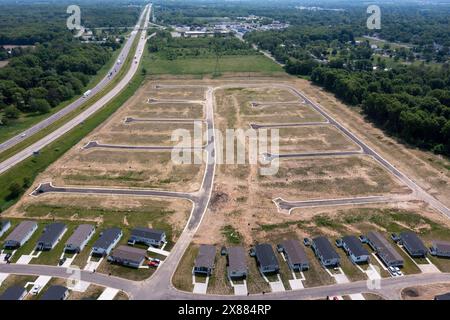 Albion, Michigan - una vista aerea di parte del parco delle case mobili Wildflower Crossing, con le strade disposte per l'espansione. Lo sviluppo è adiacente Foto Stock