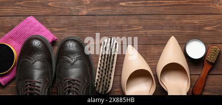 Scarpe, spazzole e lucidatura su fondo in legno Foto Stock