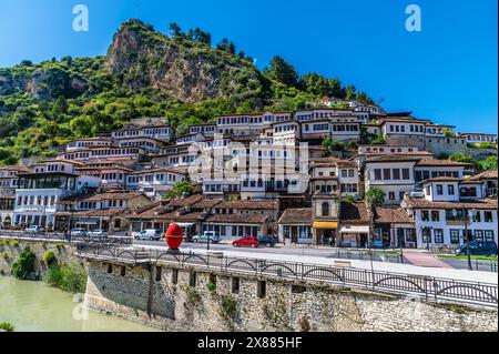 Una vista lungo la riva del fiume Osum verso il quartiere vecchio nella città di Berat, Albania in estate Foto Stock