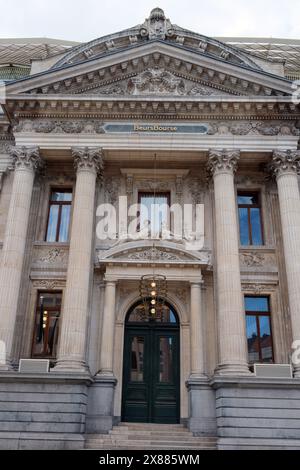 L'ingresso dell'ex edificio della Borsa di Bruxelles - la Borsa - Bruxelles Belgio Foto Stock