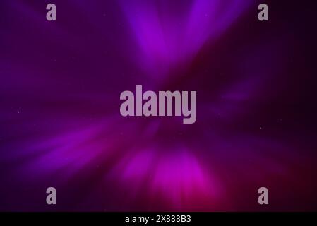 Ipnotizzante Aurora Boreale su riga e Jurmala nel cielo notturno della Lettonia Foto Stock