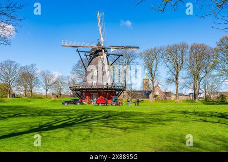 COPENAGHEN, DANIMARCA - 17 APRILE 2024: Il mulino a vento situato nella Kastellet, una fortezza del XVII secolo a Copenaghen, fu costruito nel 1847 per rifornire l'ic Foto Stock