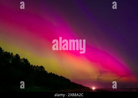 Vivace spettacolo di aurora sopra l'area costiera di Jurmala vicino a riga, Lettonia Foto Stock