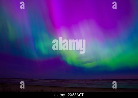 Aurora Boreale sulla costa della Lettonia vicino a riga e Jurmala con tonalità vivaci Foto Stock