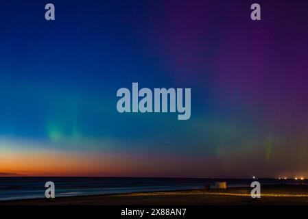 Aurora Boreale sulla spiaggia di riga e Jurmala, Lettonia di notte Foto Stock