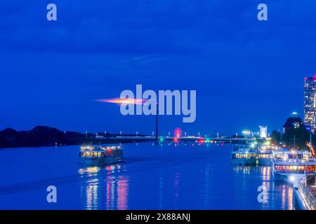 Luna piena sul Danubio Donau, nave da crociera, ponte Donaustadtbrücke, Torre Marina Vienna 02. Leopoldstadt Wien Austria Foto Stock