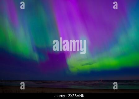 Ipnotico aurora boreale su riga e Jurmala's Coastal Horizon in Lettonia Foto Stock