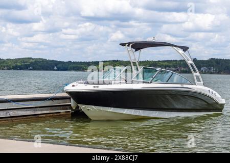 Motoscafo al molo privato sul lago d'acqua dolce. Foto Stock