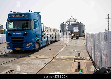 Mar Mediterraneo, Israele. 20 maggio 2024. Un camion che trasporta aiuti umanitari dal MV Roy P. Benavidez si sposta nella struttura di distribuzione Roll-On Roll-Off del molo galleggiante Trident, 20 maggio 2024, a Gaza, in territorio palestinese. Il molo galleggiante sarà utilizzato per spostare gli aiuti umanitari direttamente dalle navi alla terraferma per il popolo palestinese a Gaza. Credito: SPC. Riley Anfinson/US Army Photo/Alamy Live News Foto Stock