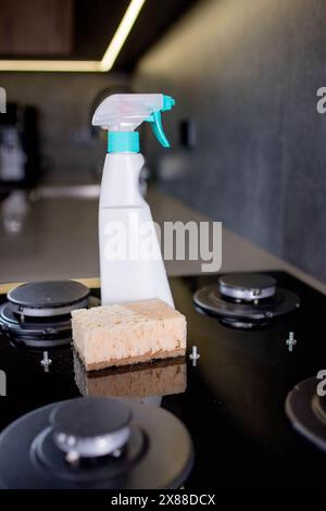 Spugna Orenge e strumenti per la cottura a gas in cucina. Foto Stock