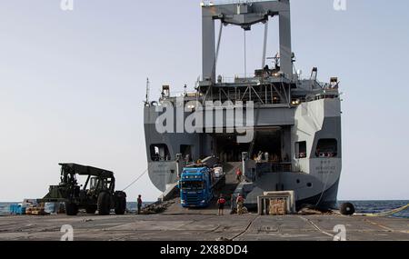 Mar Mediterraneo, Israele. 18 maggio 2024. I soldati dell'esercito degli Stati Uniti assegnati alla 7th Transportation Expeditionary Brigade, dirigono il trasferimento di aiuti umanitari dal MV Roy P. Benavidez alla Roll-on Roll-off Distribution Facility del Trident Floating Pier, 18 maggio 2024, a Gaza, in territorio palestinese. Il molo galleggiante sarà utilizzato per spostare gli aiuti umanitari direttamente dalle navi alla terraferma per il popolo palestinese a Gaza. Credito: SSgt. Malcolm Cohens-Ashley/US Army Photo/Alamy Live News Foto Stock