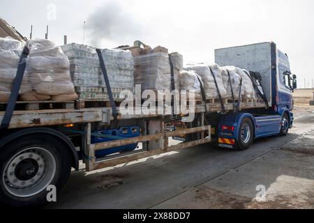 Mar Mediterraneo, Israele. 19 maggio 2024. Camion carichi di aiuti umanitari attraverso il molo galleggiante del Trident sul Mar Mediterraneo, 19 maggio 2024, a Gaza, territorio palestinese. Il molo galleggiante sarà utilizzato per spostare gli aiuti umanitari direttamente dalle navi alla terraferma per il popolo palestinese a Gaza. Credito: SSgt. Mikayla Fritz/US Army Photo/Alamy Live News Foto Stock