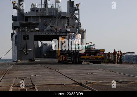 Mar Mediterraneo, Israele. 18 maggio 2024. Camion che trasportano aiuti umanitari salgono sulla nave dell'esercito statunitense LSV-6 per il trasferimento al molo galleggiante Trident, 18 maggio 2024, a Gaza, in territorio palestinese. Il molo galleggiante sarà utilizzato per spostare gli aiuti umanitari direttamente dalle navi alla terraferma per il popolo palestinese a Gaza. Credito: SSgt. Malcolm Cohens-Ashley/US Army Photo/Alamy Live News Foto Stock