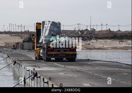 Mar Mediterraneo, Israele. 19 maggio 2024. Un camion che trasporta aiuti umanitari esce dalla nave dell'esercito americano LSV-6 sul molo galleggiante del Trident, 19 maggio 2024, a Gaza, in territorio palestinese. Il molo galleggiante sarà utilizzato per spostare gli aiuti umanitari direttamente dalle navi alla terraferma per il popolo palestinese a Gaza. Credito: SSgt. Malcolm Cohens-Ashley/US Army Photo/Alamy Live News Foto Stock