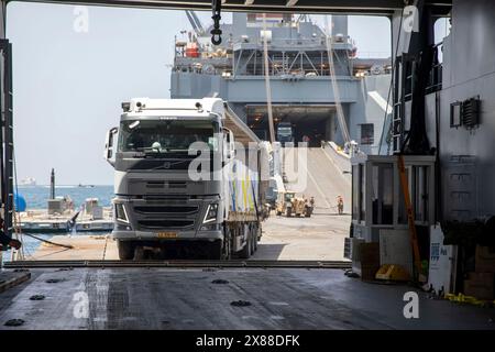 Mar Mediterraneo, Israele. 21 maggio 2024. Un camion privato trasferisce gli aiuti umanitari dal MV Roy P. Benavidez al Roll-on Roll-off Distribution Facility e poi con la nave dell'esercito americano LSV-6 al Trident Floating Pier, 21 maggio 2024, a Gaza, in territorio palestinese. Il molo galleggiante sarà utilizzato per spostare gli aiuti umanitari direttamente dalle navi alla terraferma per il popolo palestinese a Gaza. Credito: SSgt. Mikayla Fritz/US Army Photo/Alamy Live News Foto Stock